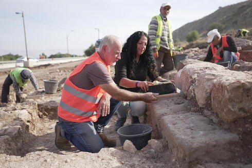 Dina Avshalom Gurni, del Instituto de Arqueología de la Universidad de Haifa, y el doctor Yehuda Govrin durante las excavaciones.