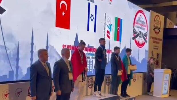Assaf Yasur recibe la medalla de oro en el Campeonato Mundial de Taekwondo Adaptado en Estambul, Turquía.