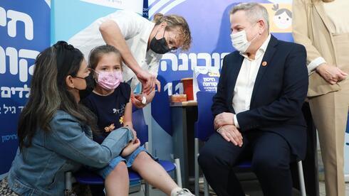 Horowitz visita un centro de vacunación en Tel Aviv.