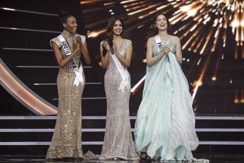 Las concursantes Lalela Mswane (izquierda), de Sudáfrica, Harnaaz Sandhu (centro), de India, y Nadia Ferreira, de Paraguay, avanzan al top 3 durante el certamen de Miss Universo en Eilat, Israel.