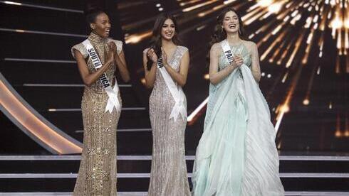 Las concursantes Lalela Mswane (izquierda), de Sudáfrica, Harnaaz Sandhu (centro), de India, y Nadia Ferreira, de Paraguay, avanzan al top 3 durante el certamen de Miss Universo en Eilat, Israel.