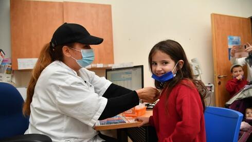 Una niña se prepara para recibir la vacuna contra el coronavirus en el asentamiento cisjordano de Efrat.