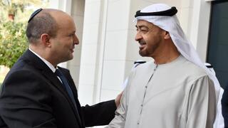 El príncipe heredero de Emiratos Árabes Unidos, Mohammed bin-Zayed, recibe al primer ministro Naftali Bennett en su palacio de Abu Dhabi.