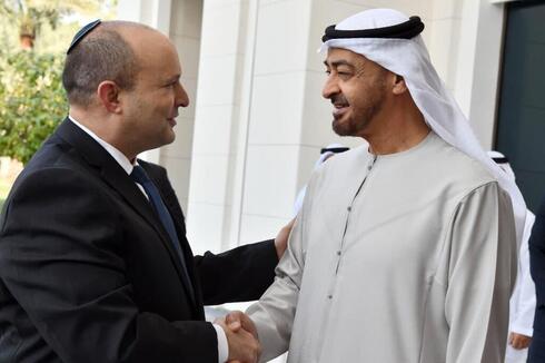 El príncipe heredero de Emiratos Árabes Unidos, Mohammed bin-Zayed, recibe al primer ministro Naftali Bennett en su palacio de Abu Dhabi. 