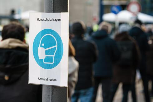 Un letrero en Berlin, que anuncia que para entrar al lugar hará falta el uso del barbijo. 