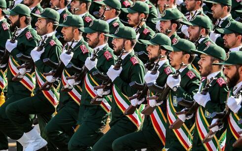 Miembros del Cuerpo de la Guardia Revolucionaria Islámica (CGRI) de Irán marchan durante el desfile militar anual que marca el aniversario del inicio de la devastadora guerra de 1980-1988 con el Irak de Saddam Hussein, en la capital, Teherán.