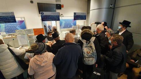 Israelies que viven el extranjero protestan por las restricciones de viaje impuestas en el Aeropuerto Ben Gurión. 