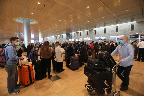  Personas esperando su vuelo en el aeropuerto Ben Gurion. 