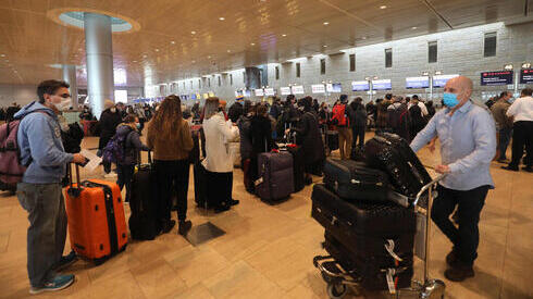 Personas esperando su vuelo en el aeropuerto Ben Gurion. 