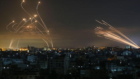 Cohetes desde la Franja de Gaza hacia Israel mientras la Cúpula de Hierro lanza sus misiles para interceptarlos. 