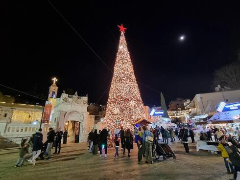 Otra vista del árbol de Navidad de Nazaret, en el norte de Israel. 