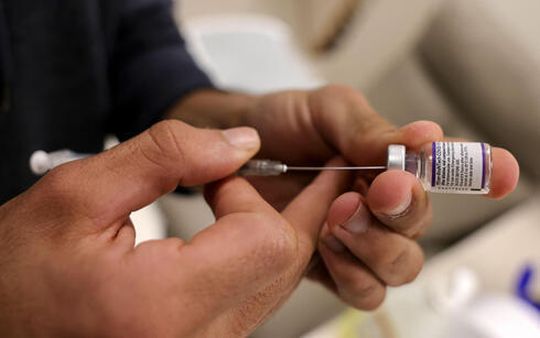 Un médico manipula un vial de la vacuna contra el coronavirus de Pfizer en una clínica de Jerusalem Este. 