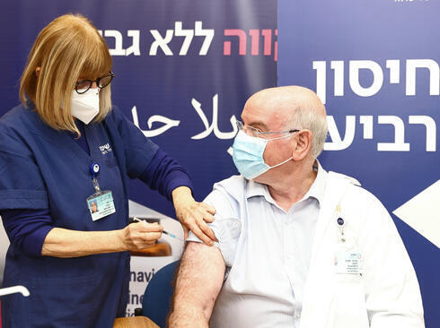 El director de la Unidad de Trasplantes de Corazón del Centro Médico Sheba, el profesor Jacob Jay Lavee, recibe su cuarta dosis de la vacuna contra el coronavirus. 