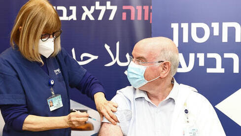 El director de la Unidad de Trasplantes de Corazón del Centro Médico Sheba, el profesor Jacob (Jay) Lavee, recibe su cuarta dosis de la vacuna contra el coronavirus.