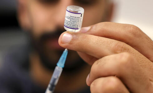 Un enfermero se prepara para aplicar una vacuna en Jerusalem la semana pasada.