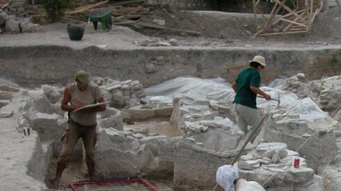 Arqueólogos que trabajan en el yacimiento de la Edad de Bronce Cesme – Baglararasi. 
