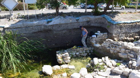  Beverly Goodman-Tchernov, jefa del Departamento de Geociencias Marinas de la Universidad de Haifa, explora una capa de ceniza en el sitio de la Edad de Bronce de Cesme. 