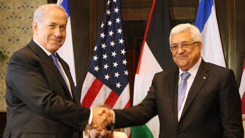 Pese a que durante su etapa como primer ministro mantuvo lazos con el liderazgo palestino, Netanyahu y la derecha critican la reunión de Gantz con Abbas. 
