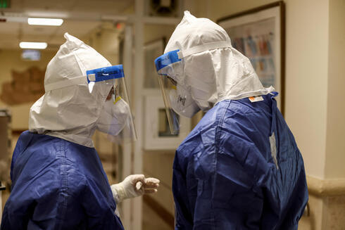  Personal médico con trajes protectores en la sala de coronavirus del Centro Médico Rabin. 