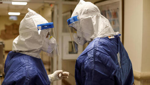  Personal médico con trajes protectores en la sala de coronavirus del Centro Médico Rabin. 