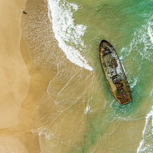 Reserva Natural de la Playa Dor HaBonim y el barco abandonado en la playa. 