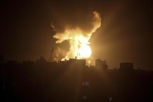  Ataque israelí en Gaza durante la noche. 