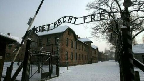 Cartel de “Arbeit macht frei” (El trabajo te hace libre) en la puerta principal del antiguo campo de concentración y exterminio nazi de Auschwitz. 