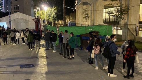 Personas esperando para hacerse la prueba contra el COVID-19 en Tel Aviv.