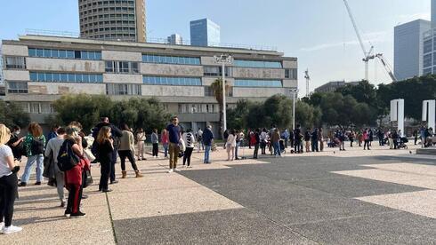 Decenas de personas hacen cola para someterse a la prueba del COVID en Tel Aviv.