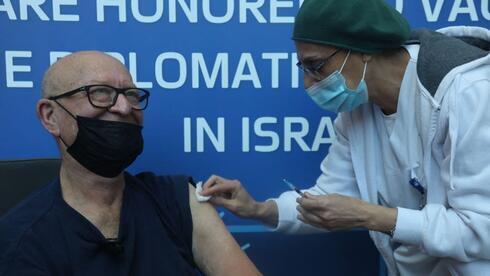 Un anciano recibiendo la cuarta inyección de la vacuna contra el COVID en Tel Aviv.