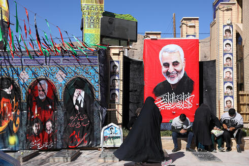 Carteles del general iraní Qassem Soleimani en su ciudad natal de Kerman en Irán.
