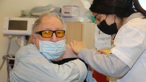 Un anciano recibe la cuarta inyección contra el coronavirus en Ashkelon.