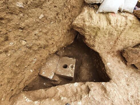 Antiguo inodoro descubierto en una excavación arqueológica en Jerusalem. 