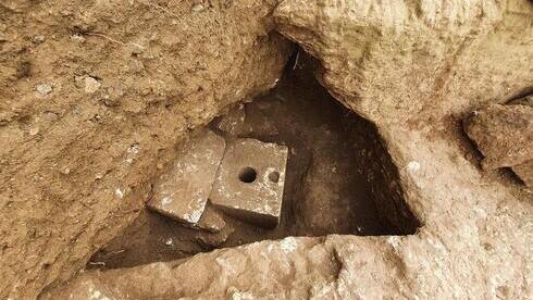 Antiguo inodoro descubierto en una excavación arqueológica en Jerusalem. 