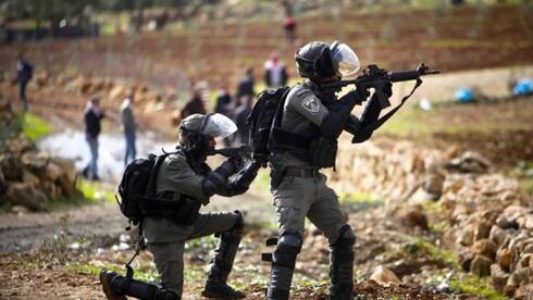 Fuerzas israelíes disparan hacia una manifestación palestina, en la ciudad cisjordana de Nablus. 