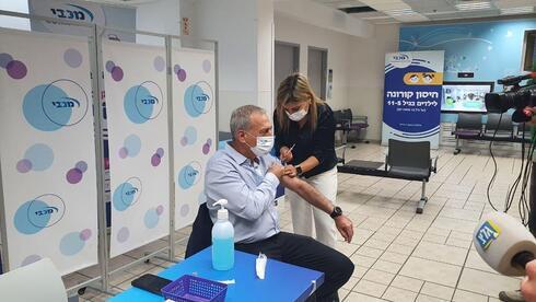 El director general del Ministerio de Salud, el profesor Nachman Ash, recibe la cuarta dosis de la vacuna contra el coronavirus. (Ranaan Ben-Zur) El director general del Ministerio de Salud, el profesor Nachman Ash, recibe la cuarta dosis de la vacuna contra el coronavirus.