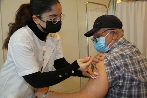 Un israelí recibe la cuarta dosis de la vacuna contra el coronavirus en Ashdod. (Barel Ephraim) Un israelí recibe la cuarta dosis de la vacuna contra el coronavirus.