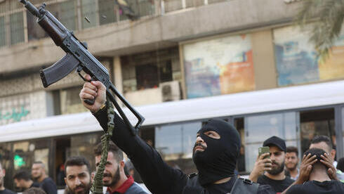  Un militante de Hezbolá en Beirut, la capital del Líbano. 