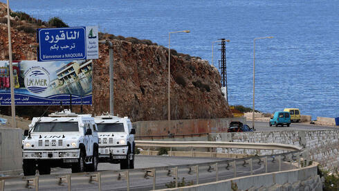 Vehículos de las fuerzas de paz de la ONU patrullan en las carreteras del Líbano. 