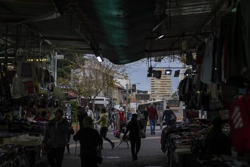 Mercado Carmel de Tel Aviv: solo algunas personas realizan sus compras con mascarilla. 