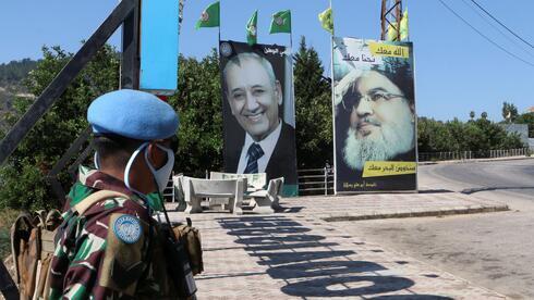 Un soldado de la ONU, frente a un cartel de Hassan Nasrallah, líder de Hezbolá. 