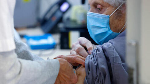 Vacuna aplicada a un adulto mayor en Tel Aviv. 