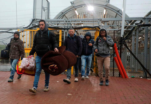 Trabajadores palestinos entran a Israel desde Cisjordania. 
