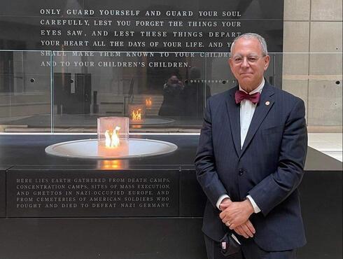 Charles Kaufman en el Museo Conmemorativo del Holocausto de los Estados Unidos en Washington. 