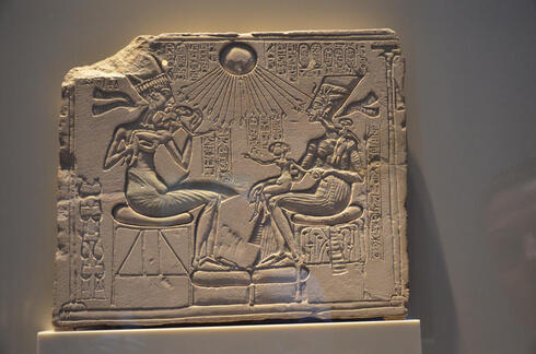 Dibujo del faraón Akenatón y la reina Nefertiti exhibido en Berlín, Alemania. 