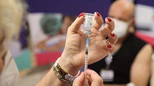 Una enfermera se prepara para administrar la cuarta dosis de la vacuna contra el coronavirus en el Centro Médico Sheba. 