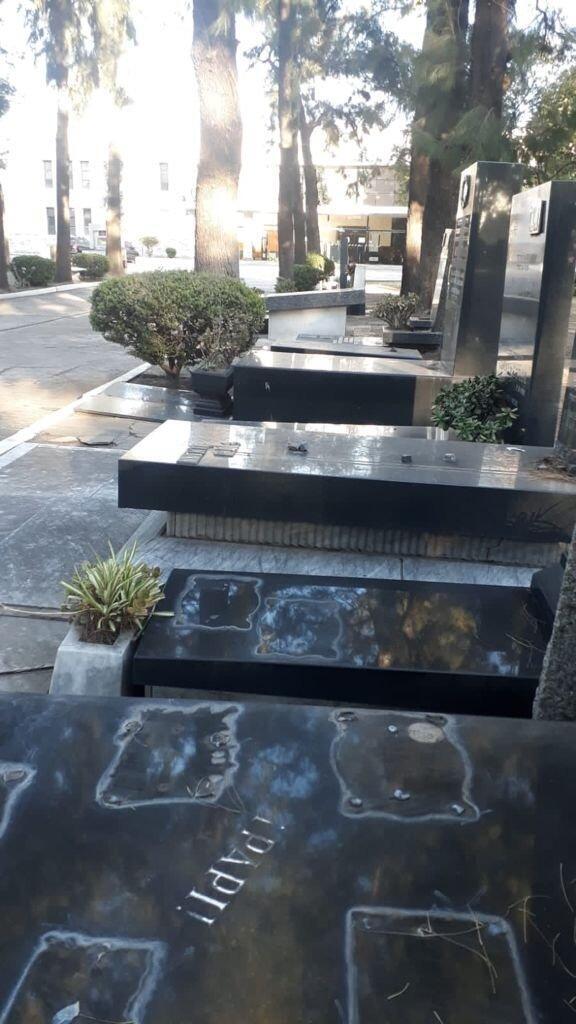 Robo de placas de bronces en el cementerio judío de La Tablada en la provincia de Buenos Aires, Argentina. 