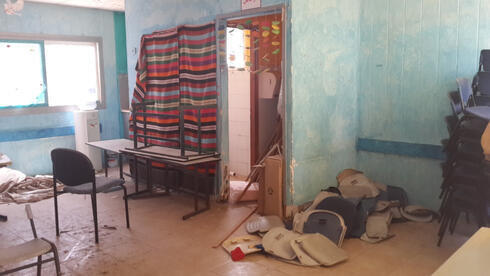 Un aula desordenada en una escuela de la comunidad árabe de Jisr az-Zarqa.