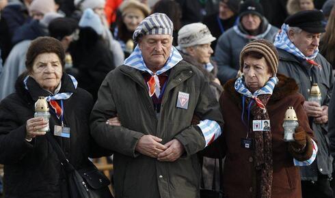 Supervivientes del campo de exterminio nazi de Auschwitz llegan a la ceremonia de conmemoración del Día Internacional de la Memoria del Holocausto en el Monumento Internacional a las Víctimas del Fascismo, en el interior de Auschwitz-Birkenau, en Polonia.