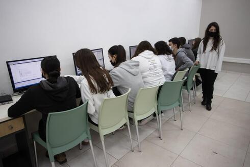 Alumnos durante una clase de computación en un instituto de Beit She'an.